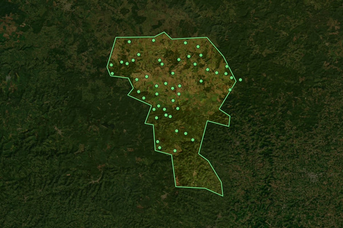 Imagem de satélite de Água Doce (SC), com o contorno do município e a posição dos imóveis desta página.