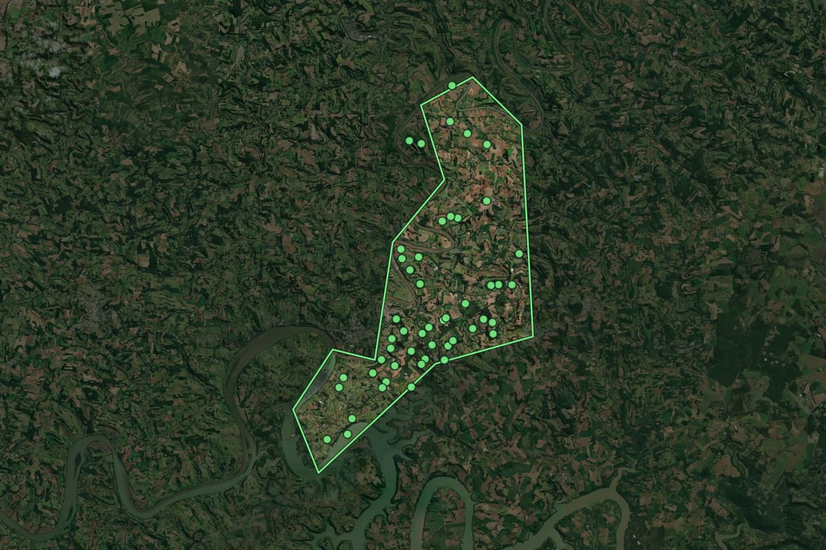 Imagem de satélite de Águas de Chapecó (SC), com o contorno do município e a posição dos imóveis desta página.