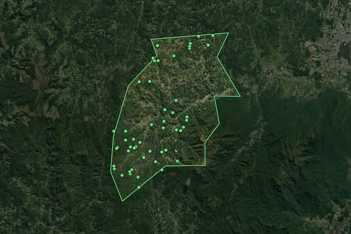 Imagem de satélite de Águas Mornas (SC), com o contorno do município e a posição dos imóveis desta página.