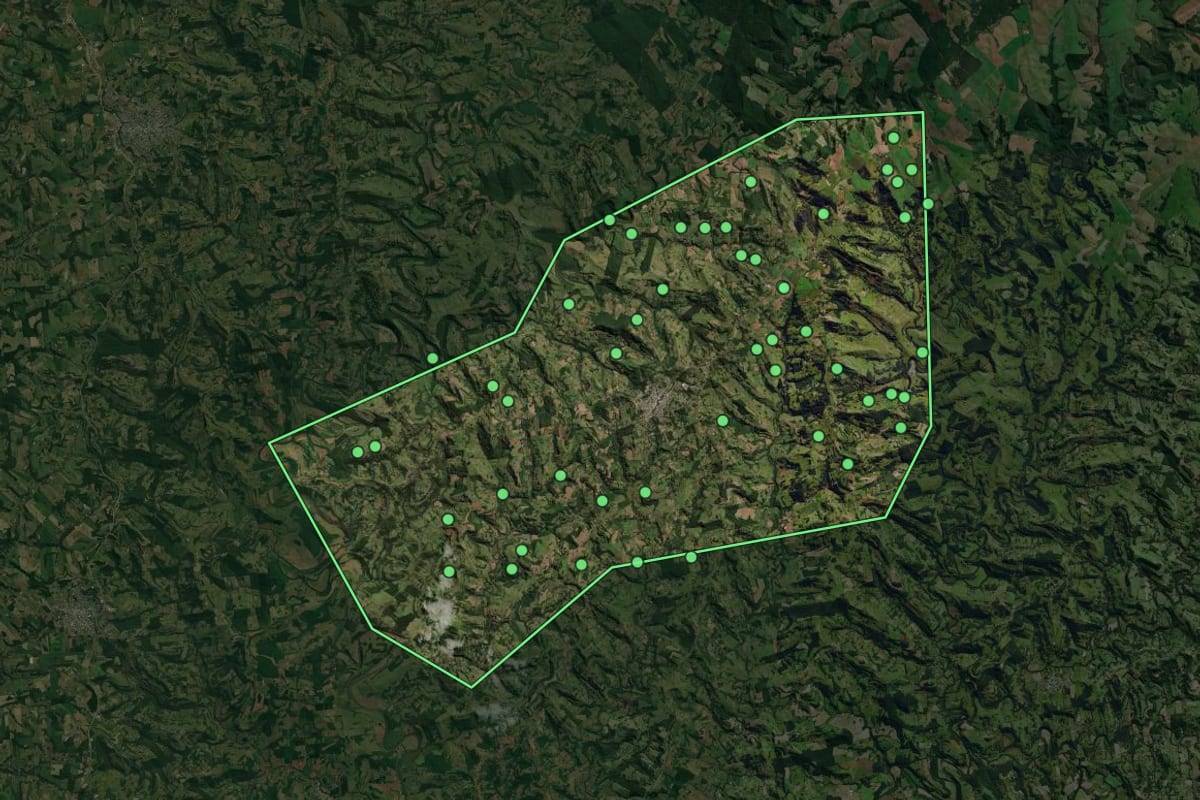 Imagem de satélite de Anchieta (SC), com o contorno do município e a posição dos imóveis desta página.