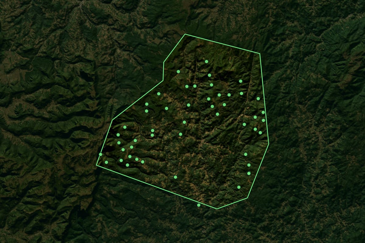 Imagem de satélite de Anitápolis (SC), com o contorno do município e a posição dos imóveis desta página.