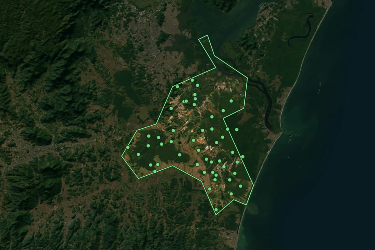 Imagem de satélite de Araquari (SC), com o contorno do município e a posição dos imóveis desta página.