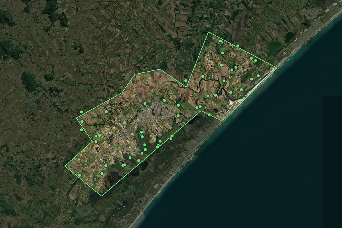 Imagem de satélite de Araranguá (SC), com o contorno do município e a posição dos imóveis desta página.