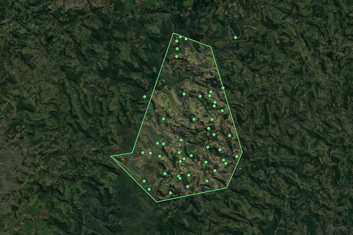 Imagem de satélite de Arvoredo (SC), com o contorno do município e a posição dos imóveis desta página.
