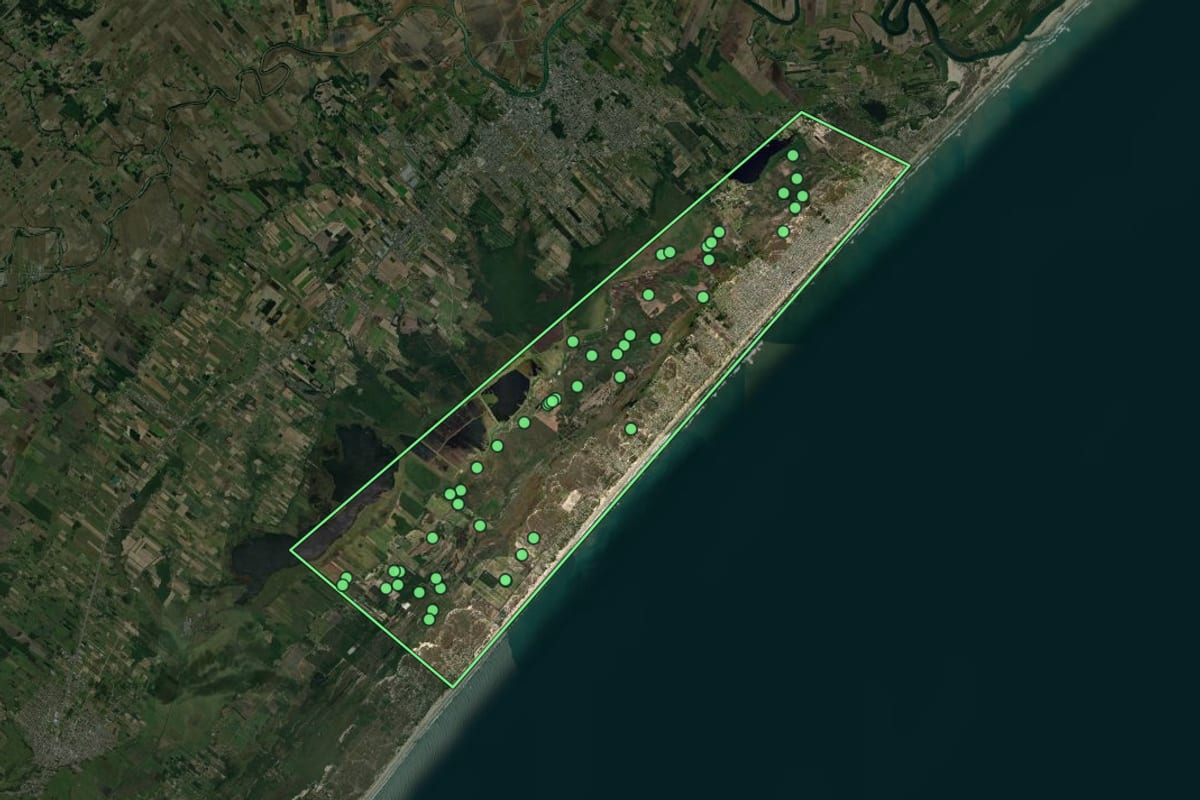 Imagem de satélite de Balneário Arroio do Silva (SC), com o contorno do município e a posição dos imóveis desta página.