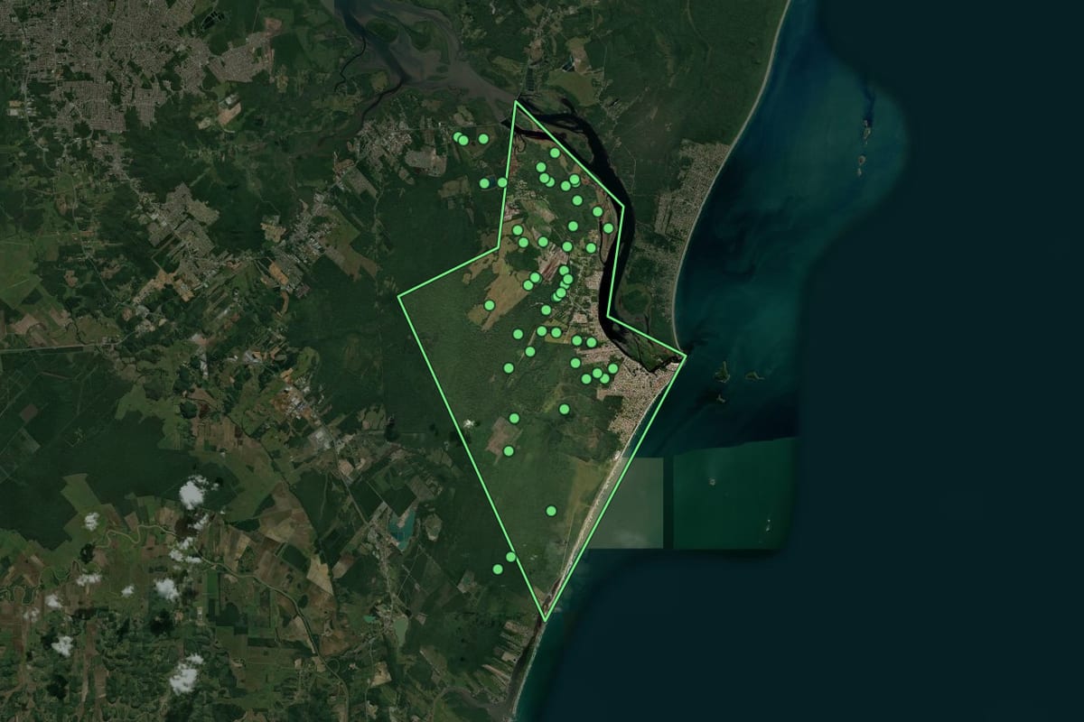 Imagem de satélite de Balneário Barra do Sul (SC), com o contorno do município e a posição dos imóveis desta página.