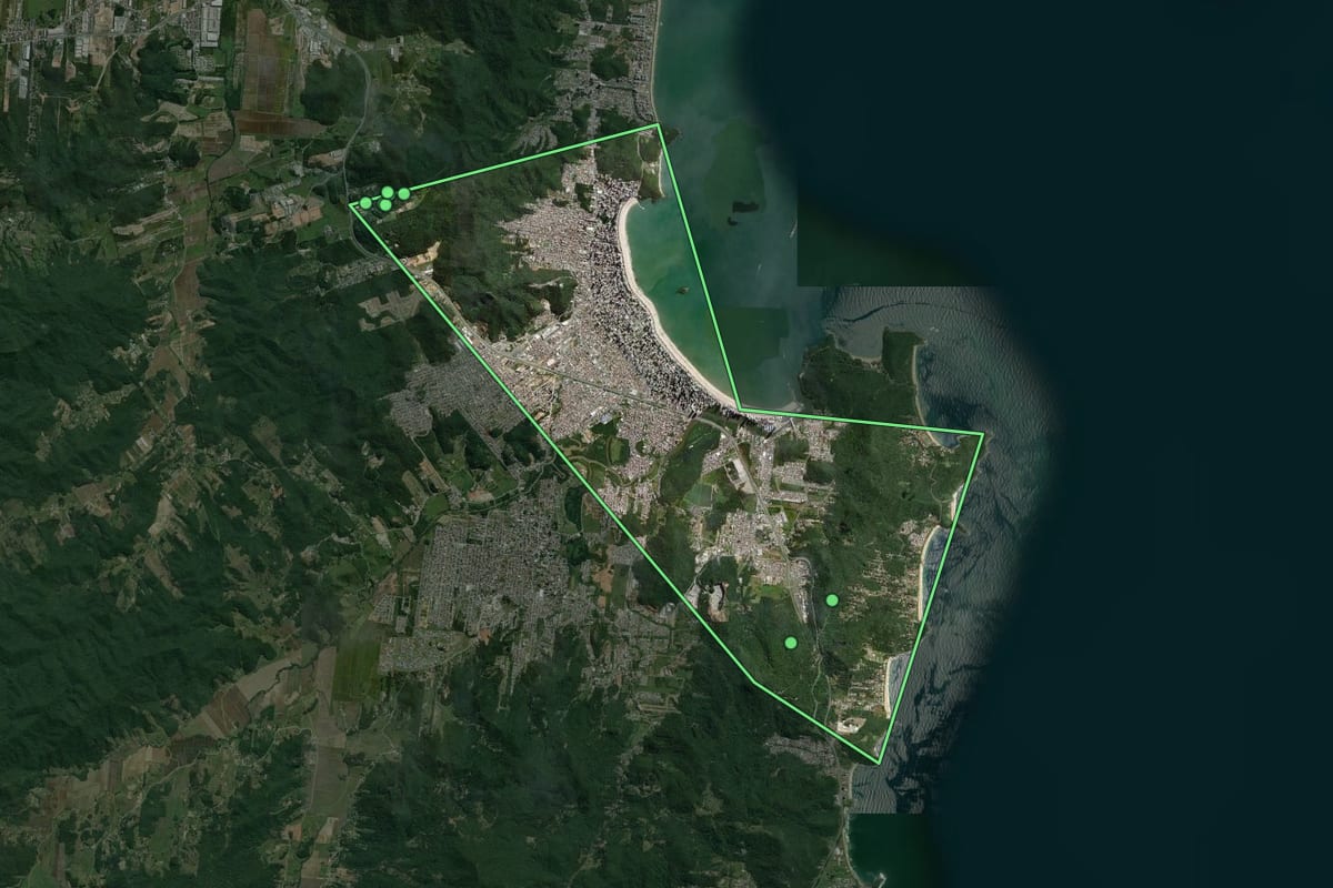 Imagem de satélite de Balneário Camboriú (SC), com o contorno do município e a posição dos imóveis desta página.