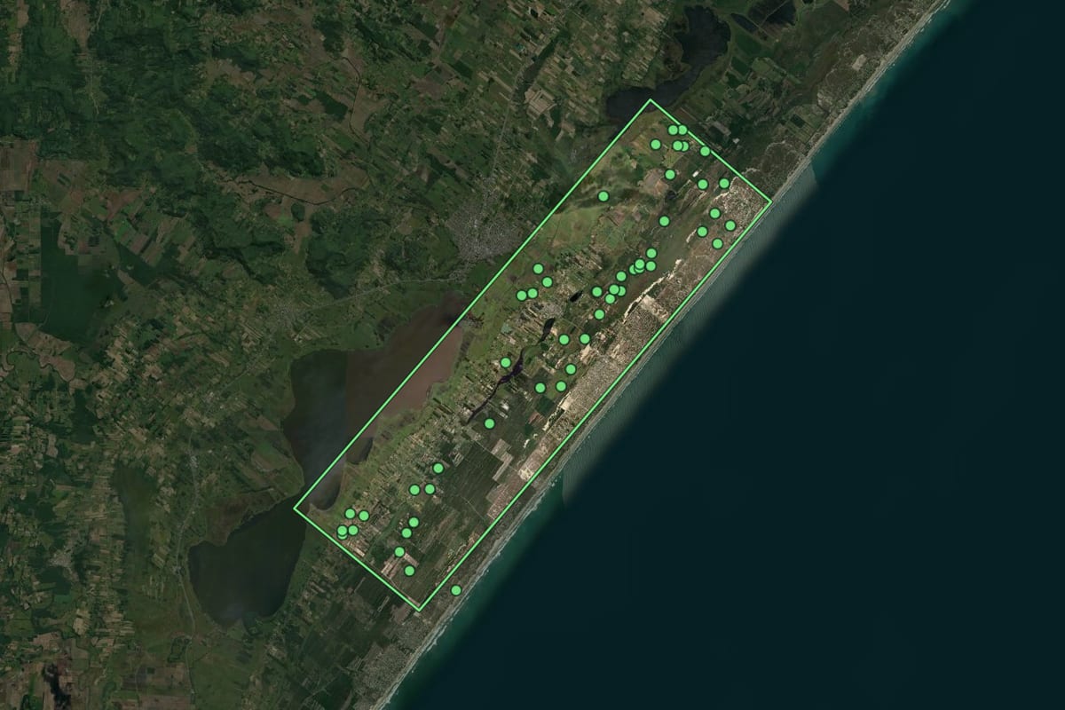 Imagem de satélite de Balneário Gaivota (SC), com o contorno do município e a posição dos imóveis desta página.