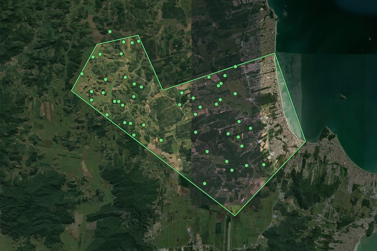 Imagem de satélite de Balneário Piçarras (SC), com o contorno do município e a posição dos imóveis desta página.