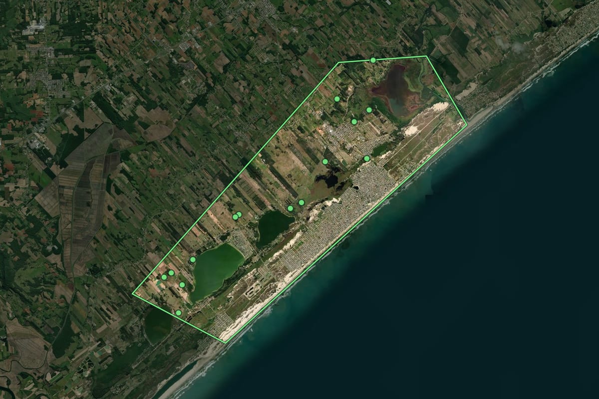 Imagem de satélite de Balneário Rincão (SC), com o contorno do município e a posição dos imóveis desta página.