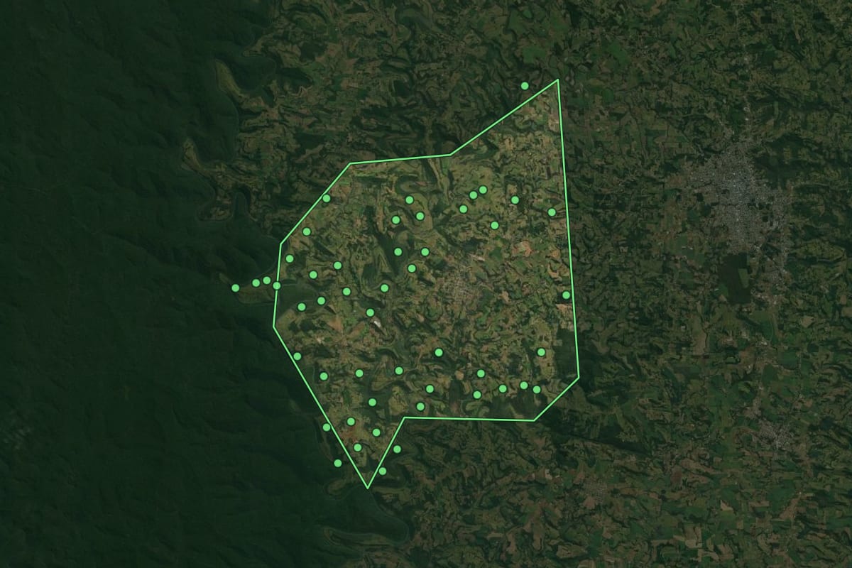 Imagem de satélite de Bandeirante (SC), com o contorno do município e a posição dos imóveis desta página.