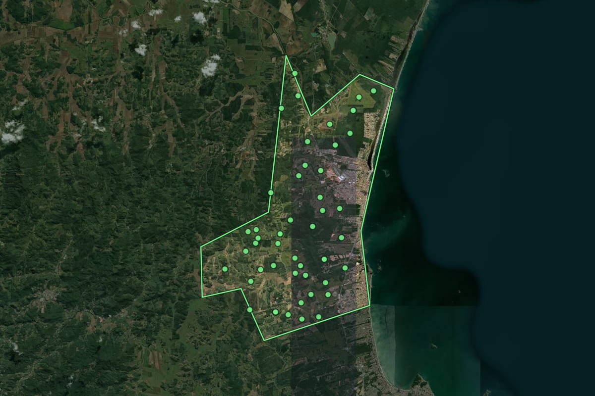 Imagem de satélite de Barra Velha (SC), com o contorno do município e a posição dos imóveis desta página.