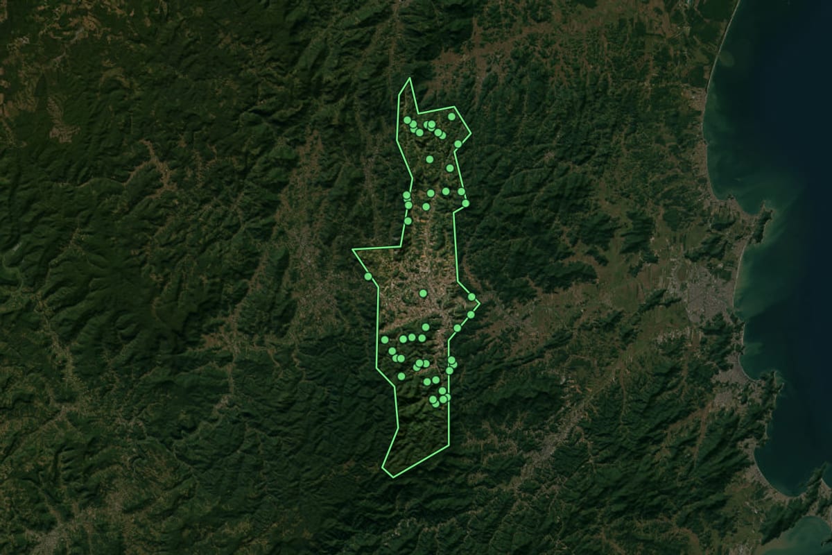 Imagem de satélite de Blumenau (SC), com o contorno do município e a posição dos imóveis desta página.