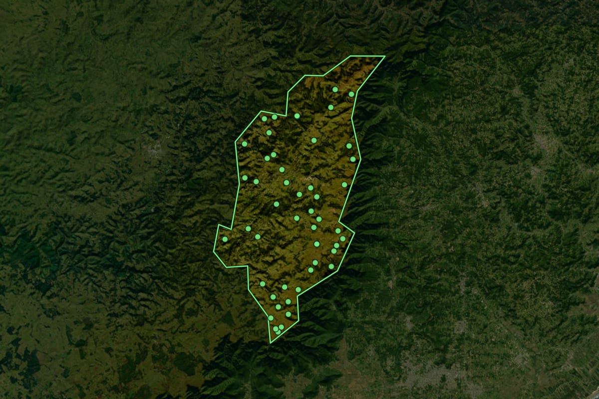 Imagem de satélite de Bom Jardim da Serra (SC), com o contorno do município e a posição dos imóveis desta página.