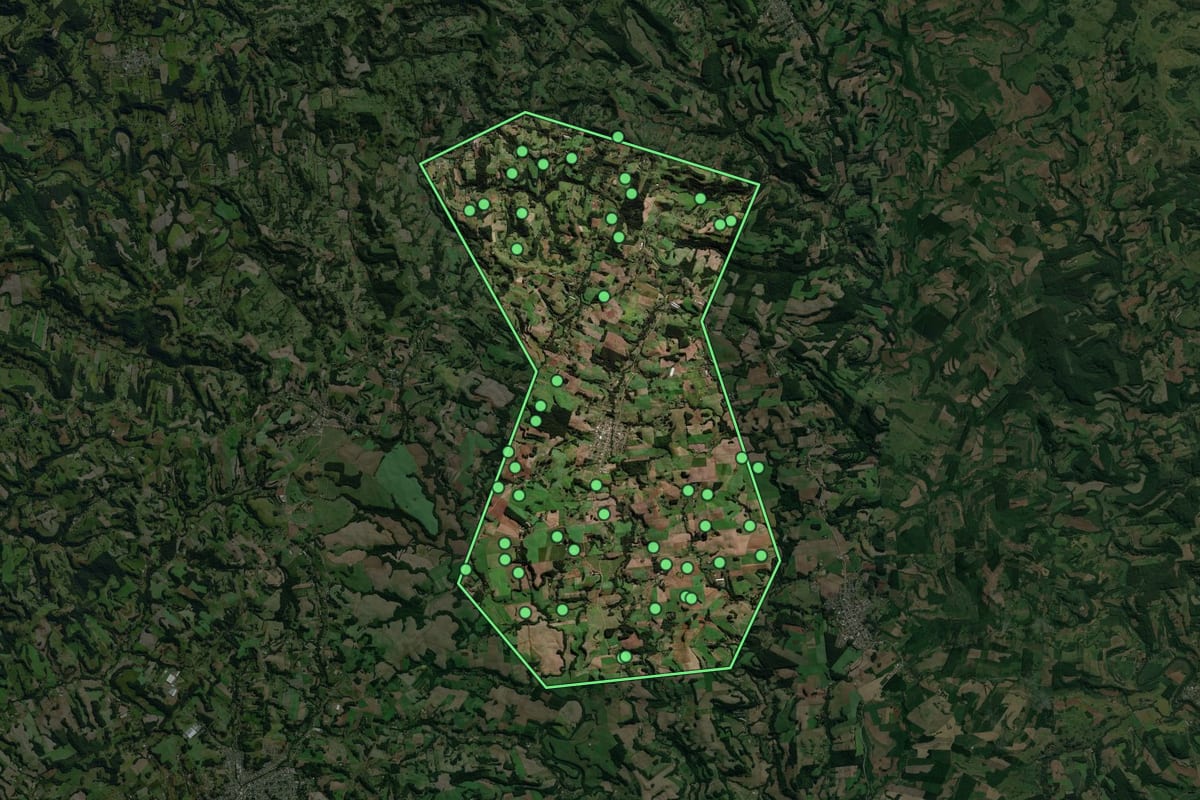 Imagem de satélite de Bom Jesus do Oeste (SC), com o contorno do município e a posição dos imóveis desta página.