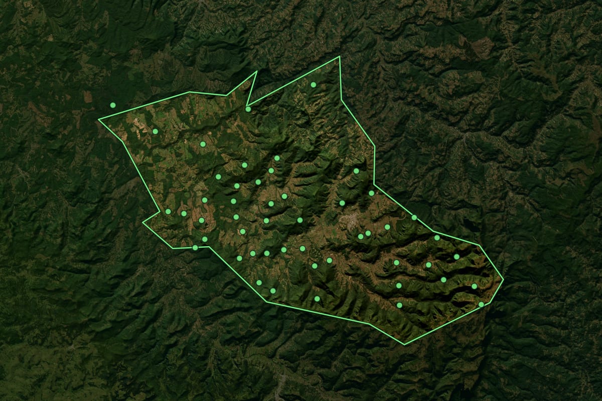Imagem de satélite de Bom Retiro (SC), com o contorno do município e a posição dos imóveis desta página.