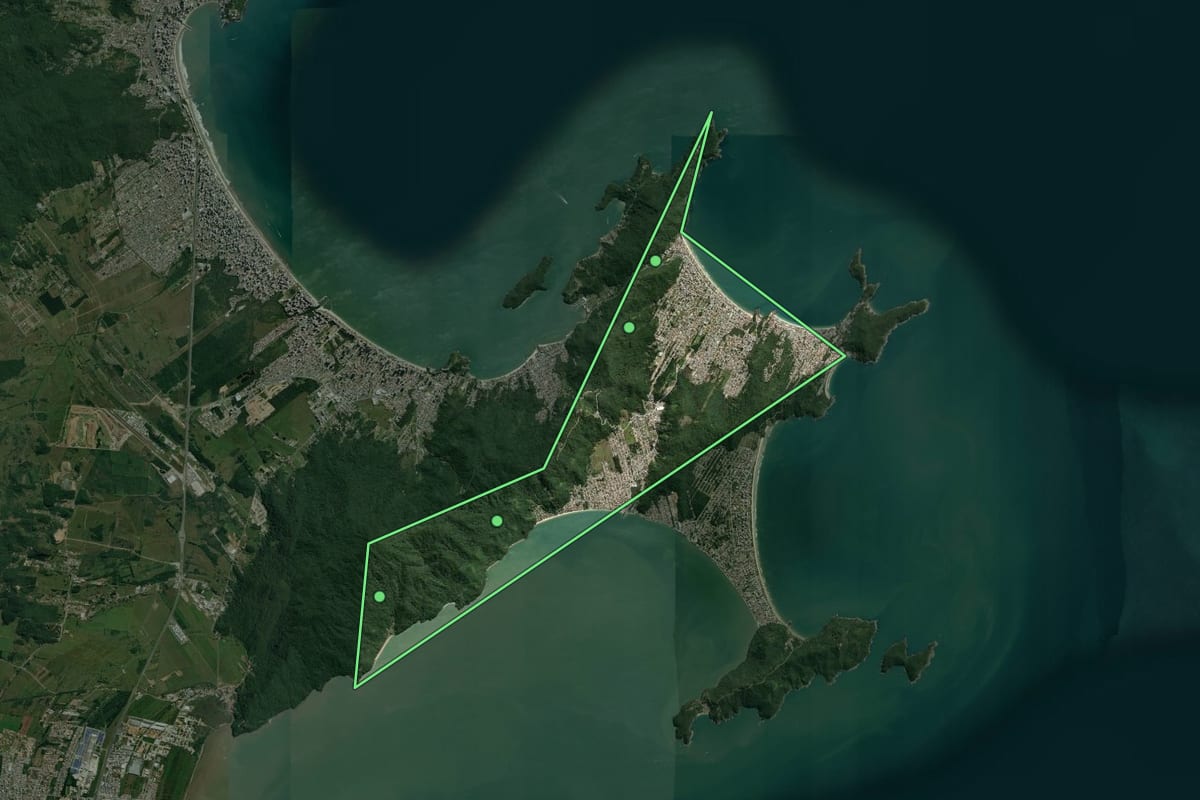 Imagem de satélite de Bombinhas (SC), com o contorno do município e a posição dos imóveis desta página.