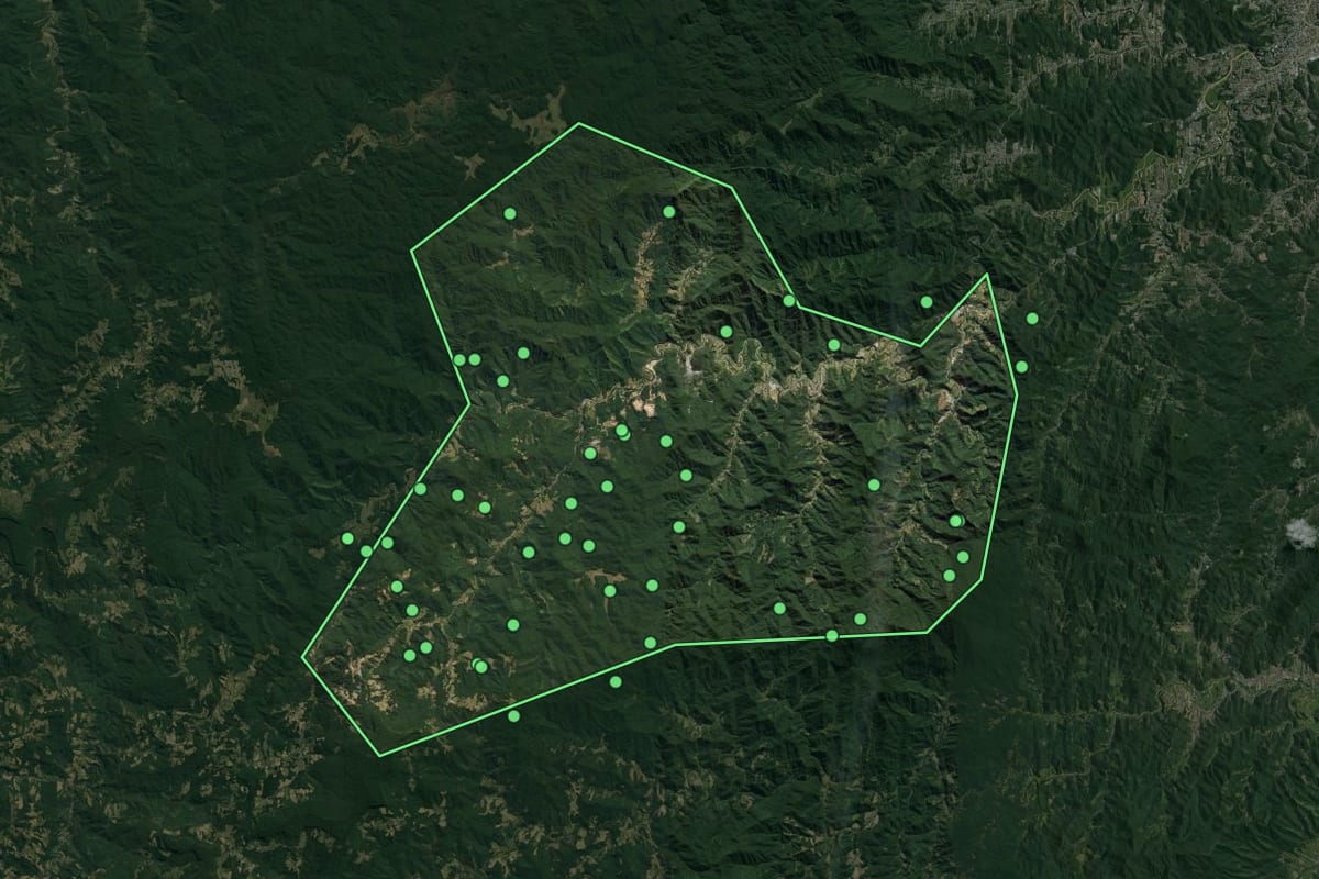 Imagem de satélite de Botuverá (SC), com o contorno do município e a posição dos imóveis desta página.