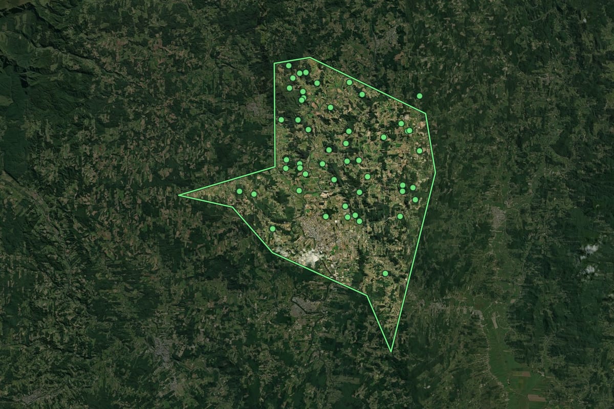 Imagem de satélite de Braço do Norte (SC), com o contorno do município e a posição dos imóveis desta página.