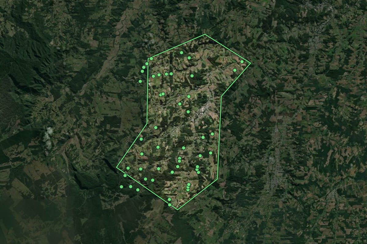 Imagem de satélite de Braço do Trombudo (SC), com o contorno do município e a posição dos imóveis desta página.