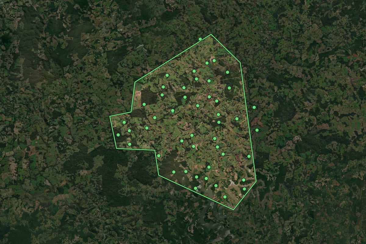 Imagem de satélite de Brunópolis (SC), com o contorno do município e a posição dos imóveis desta página.