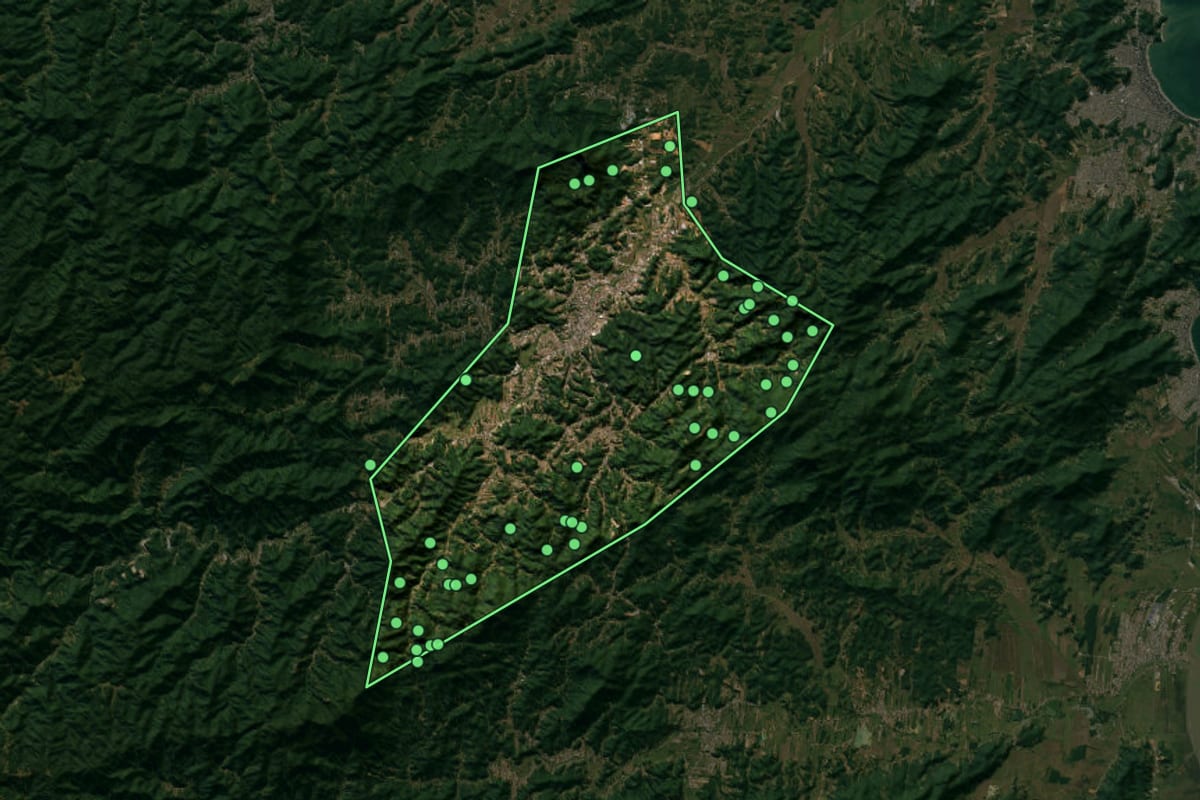 Imagem de satélite de Brusque (SC), com o contorno do município e a posição dos imóveis desta página.