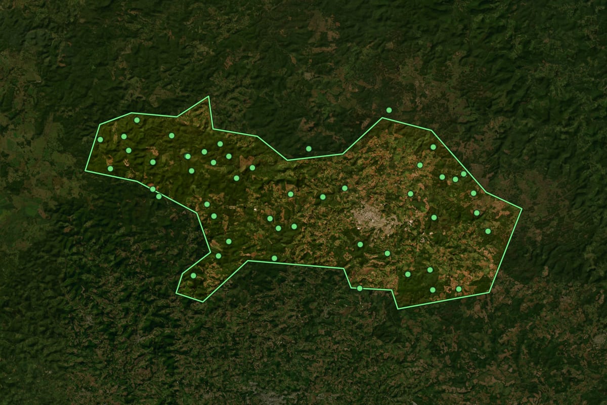Imagem de satélite de Caçador (SC), com o contorno do município e a posição dos imóveis desta página.