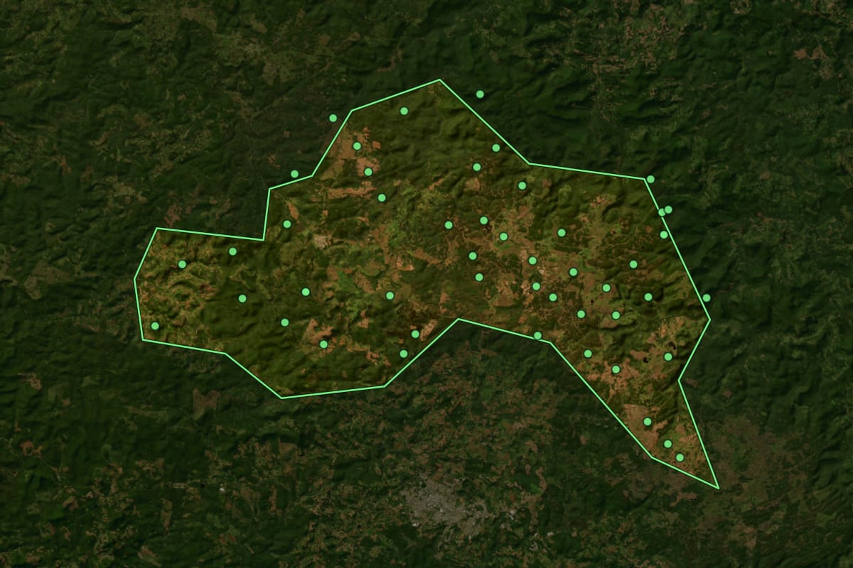 Imagem de satélite de Calmon (SC), com o contorno do município e a posição dos imóveis desta página.