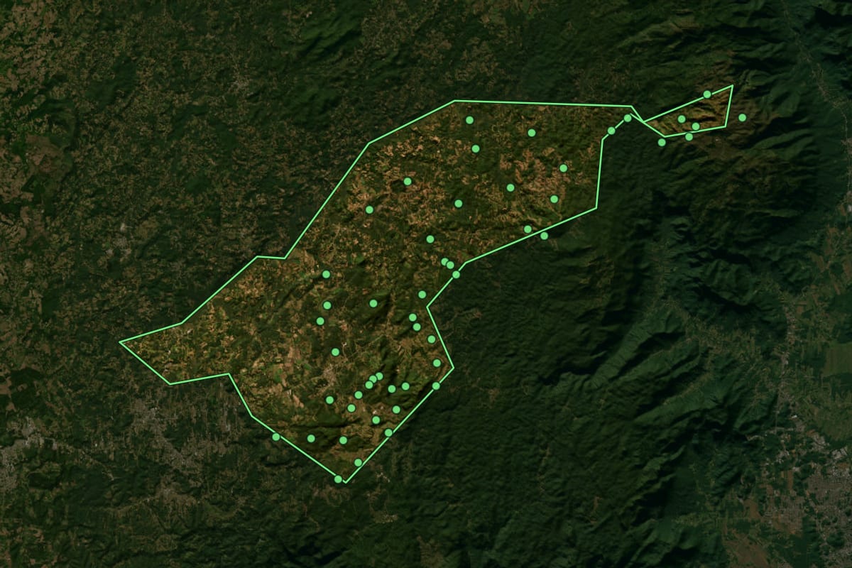 Imagem de satélite de Campo Alegre (SC), com o contorno do município e a posição dos imóveis desta página.