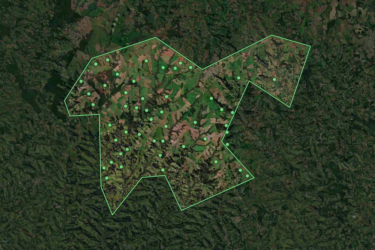 Imagem de satélite de Campo Erê (SC), com o contorno do município e a posição dos imóveis desta página.