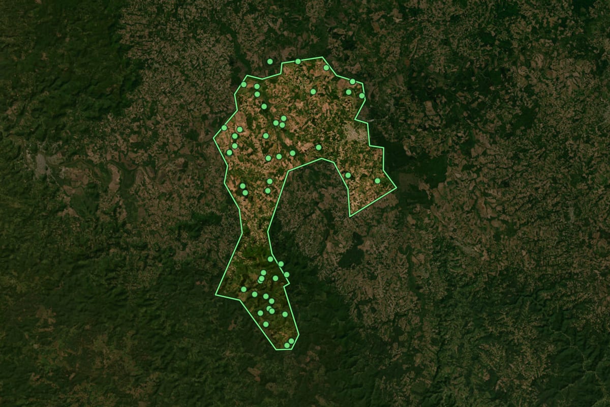 Imagem de satélite de Canoinhas (SC), com o contorno do município e a posição dos imóveis desta página.