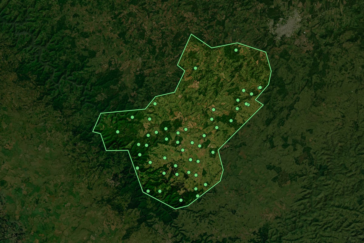 Imagem de satélite de Capão Alto (SC), com o contorno do município e a posição dos imóveis desta página.