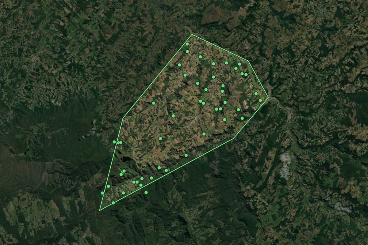 Imagem de satélite de Chapadão do Lageado (SC), com o contorno do município e a posição dos imóveis desta página.