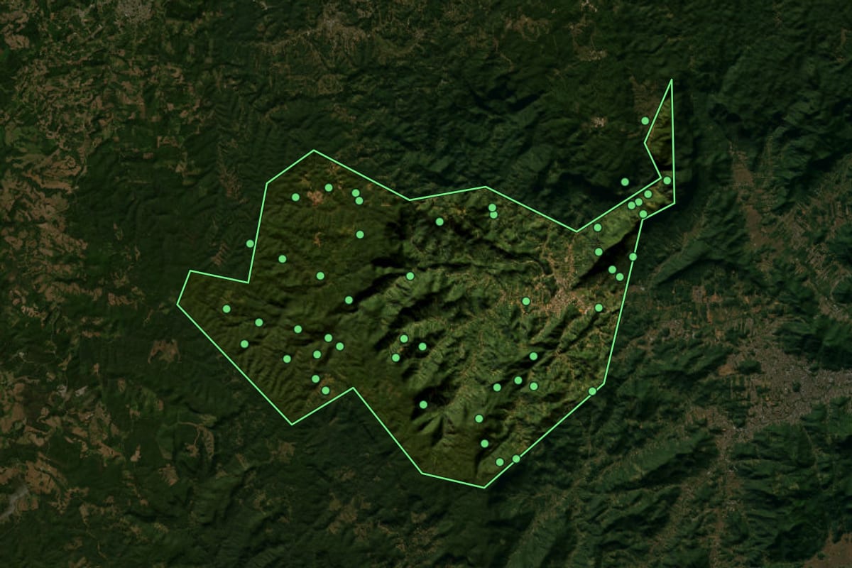 Imagem de satélite de Corupá (SC), com o contorno do município e a posição dos imóveis desta página.