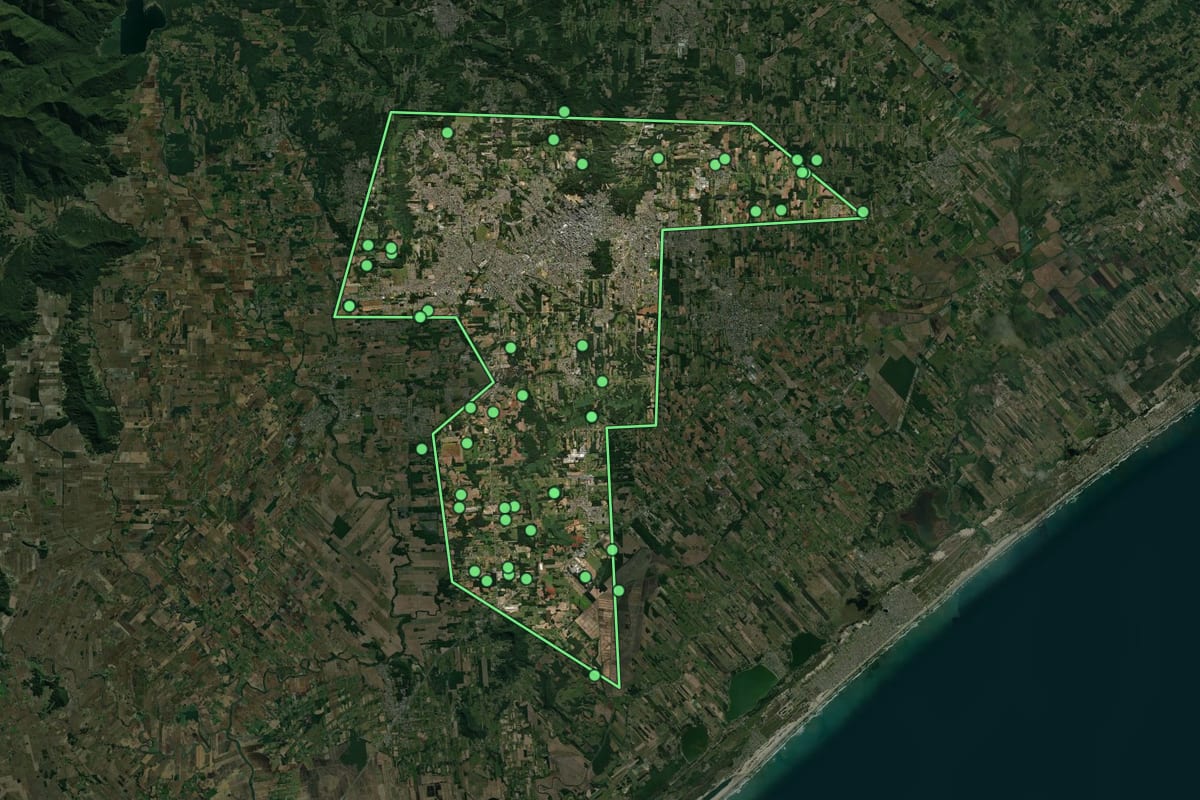 Imagem de satélite de Criciúma (SC), com o contorno do município e a posição dos imóveis desta página.