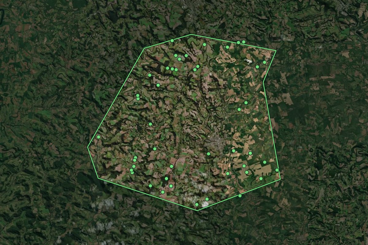 Imagem de satélite de Cunha Porã (SC), com o contorno do município e a posição dos imóveis desta página.