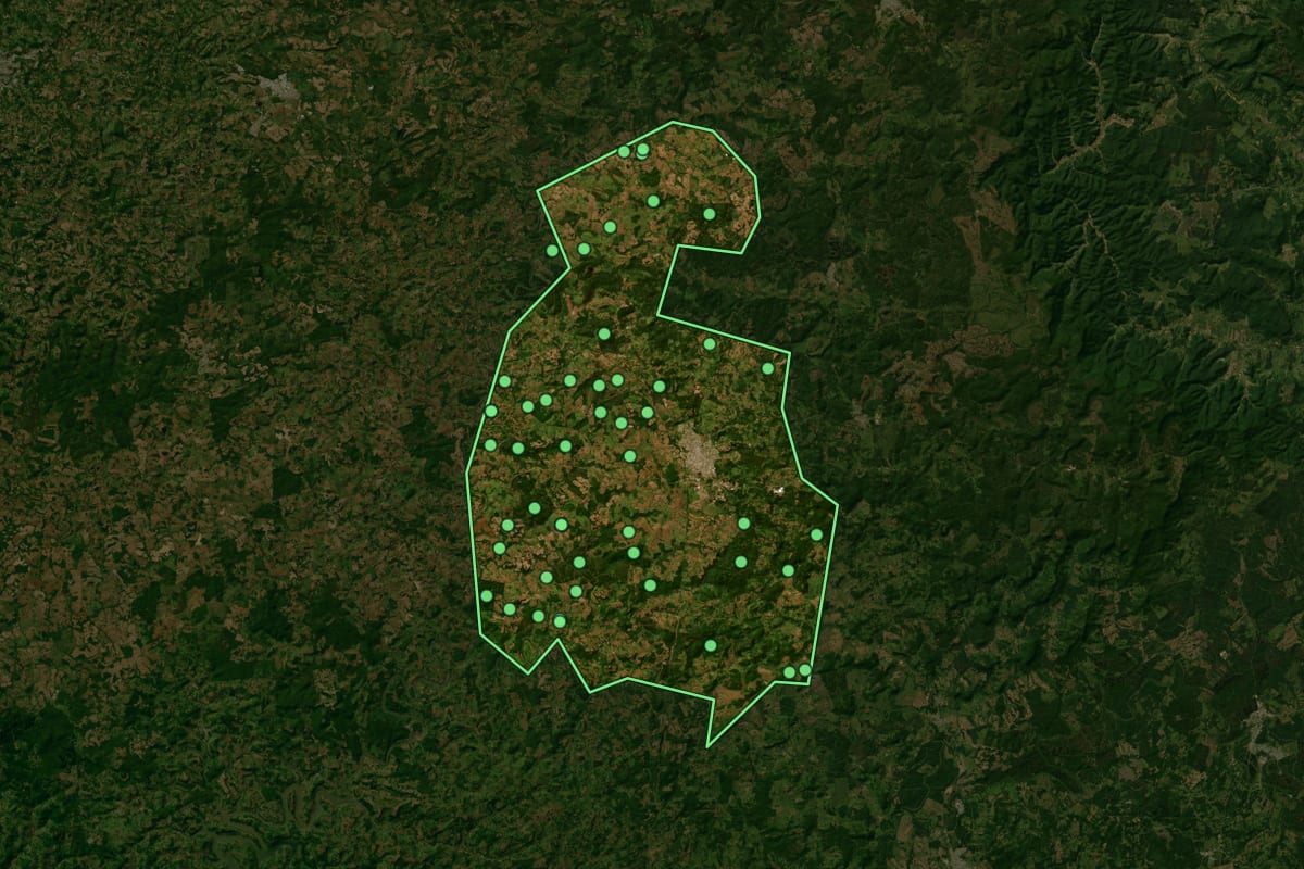 Imagem de satélite de Curitibanos (SC), com o contorno do município e a posição dos imóveis desta página.