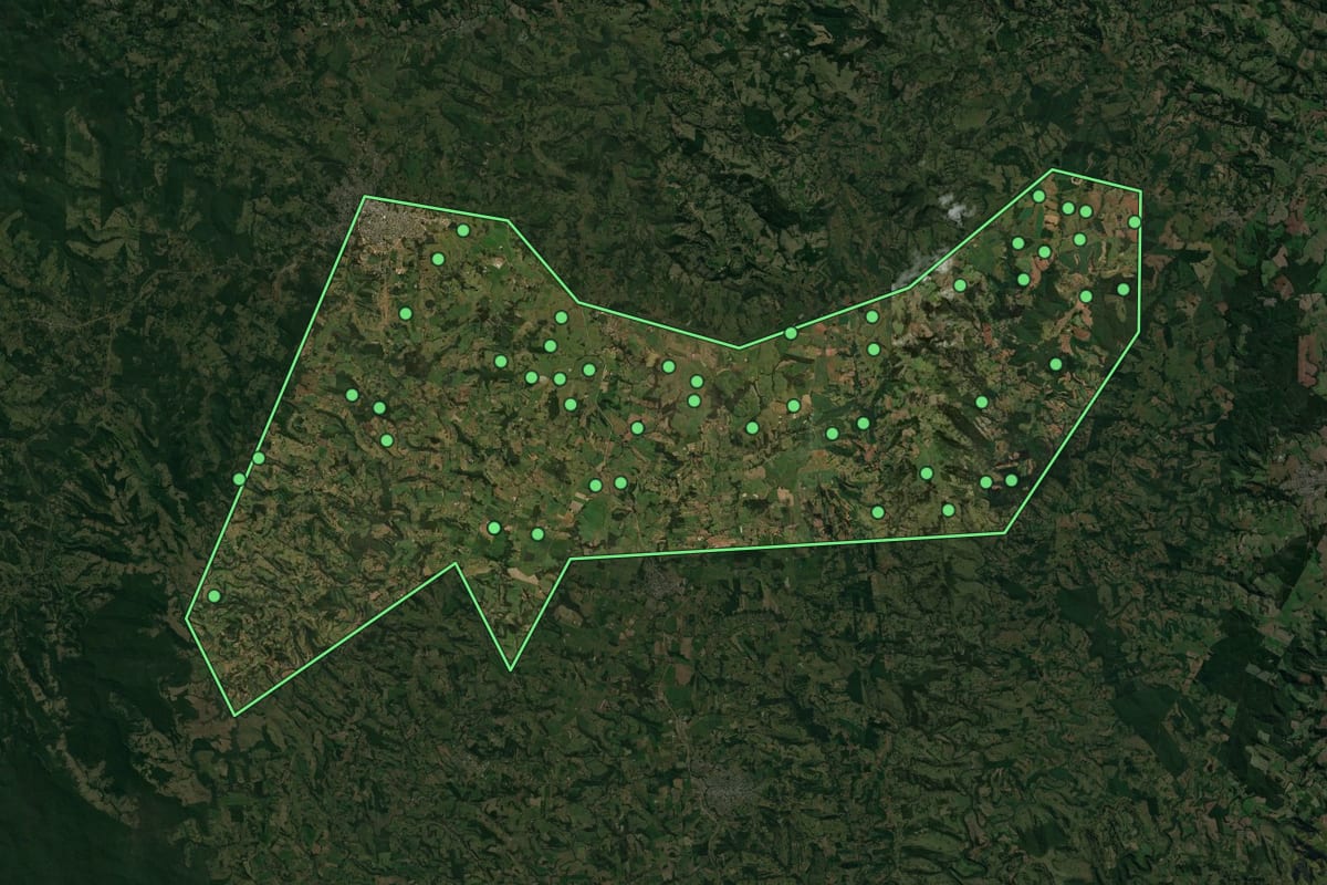 Imagem de satélite de Dionísio Cerqueira (SC), com o contorno do município e a posição dos imóveis desta página.