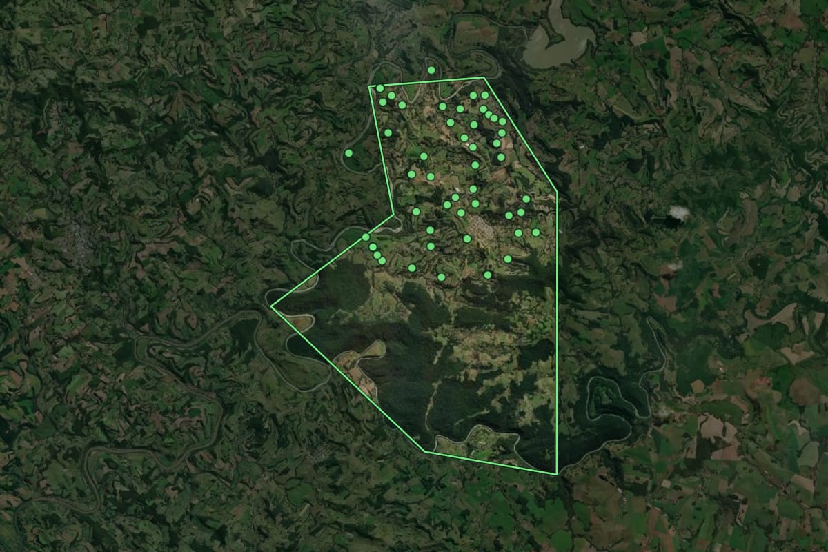 Imagem de satélite de Entre Rios (SC), com o contorno do município e a posição dos imóveis desta página.