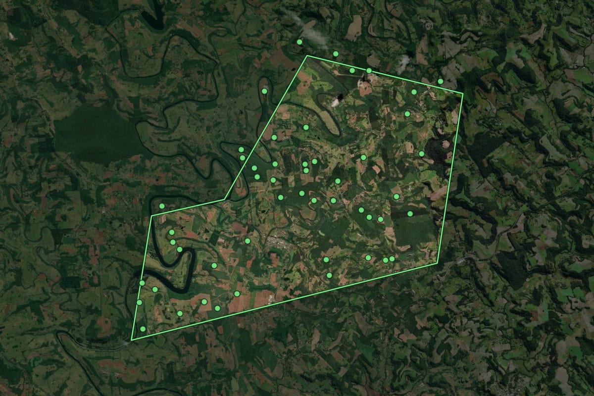 Imagem de satélite de Flor do Sertão (SC), com o contorno do município e a posição dos imóveis desta página.