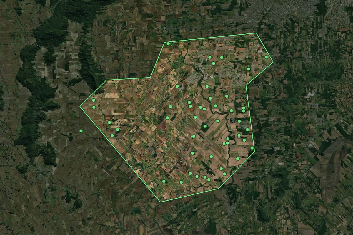 Imagem de satélite de Forquilhinha (SC), com o contorno do município e a posição dos imóveis desta página.