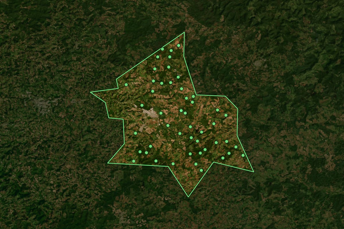 Imagem de satélite de Fraiburgo (SC), com o contorno do município e a posição dos imóveis desta página.