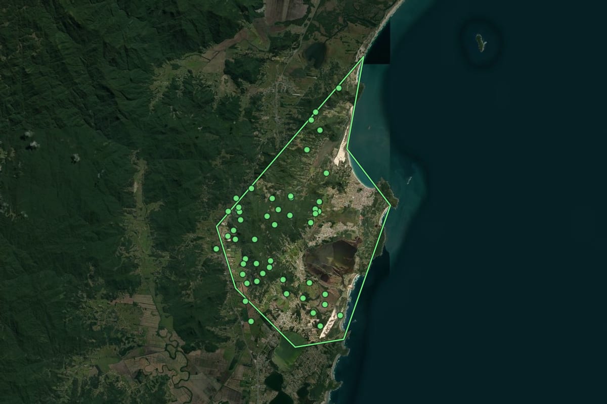Imagem de satélite de Garopaba (SC), com o contorno do município e a posição dos imóveis desta página.