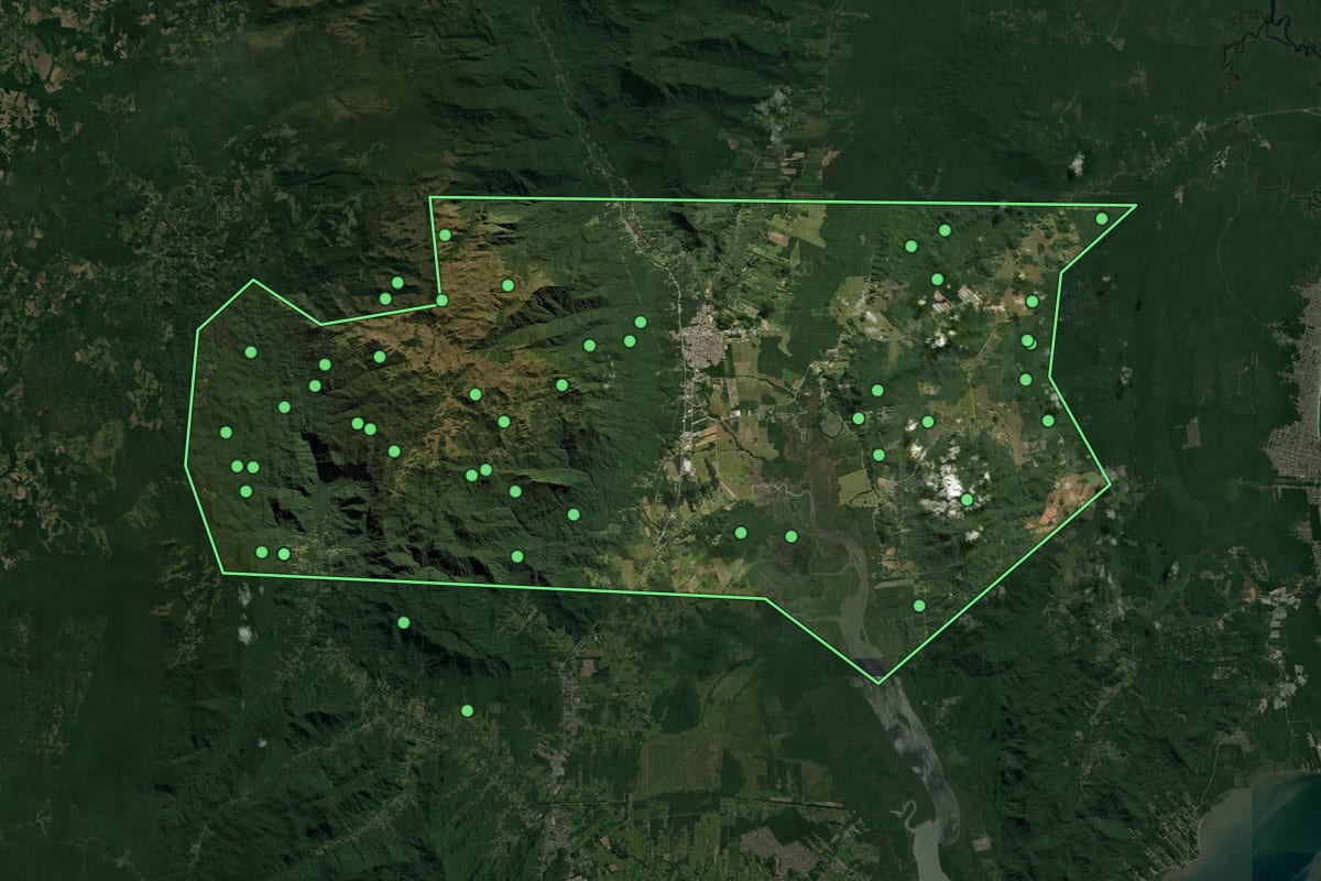 Imagem de satélite de Garuva (SC), com o contorno do município e a posição dos imóveis desta página.