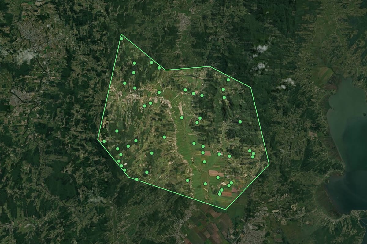 Imagem de satélite de Gravatal (SC), com o contorno do município e a posição dos imóveis desta página.