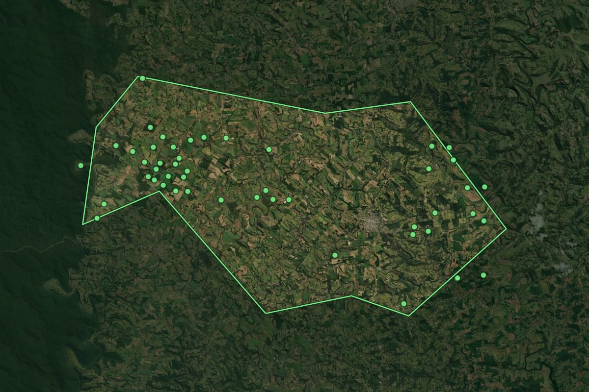 Imagem de satélite de Guaraciaba (SC), com o contorno do município e a posição dos imóveis desta página.