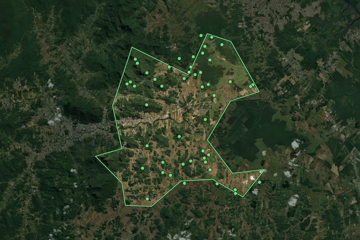 Imagem de satélite de Guaramirim (SC), com o contorno do município e a posição dos imóveis desta página.