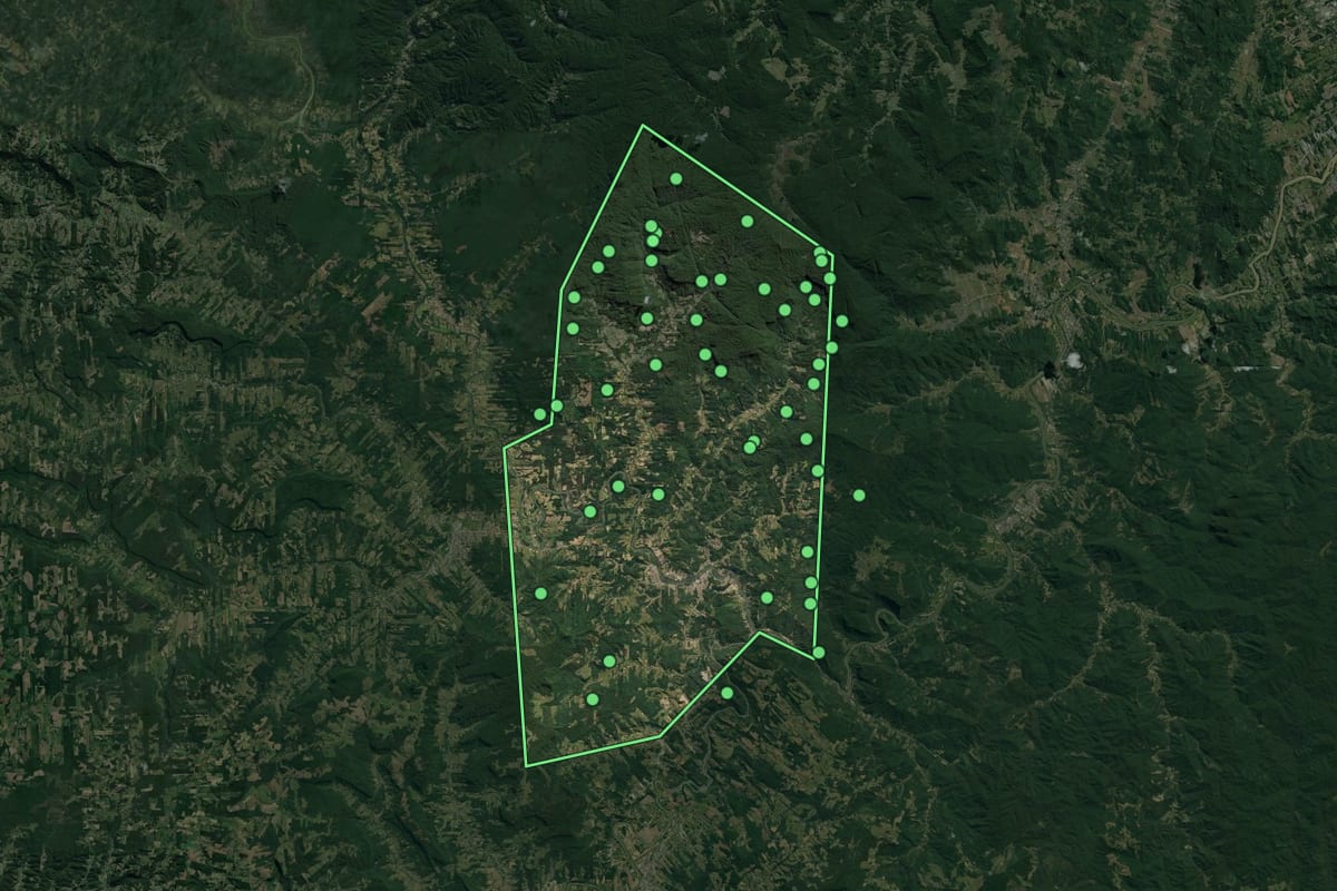 Imagem de satélite de Ibirama (SC), com o contorno do município e a posição dos imóveis desta página.