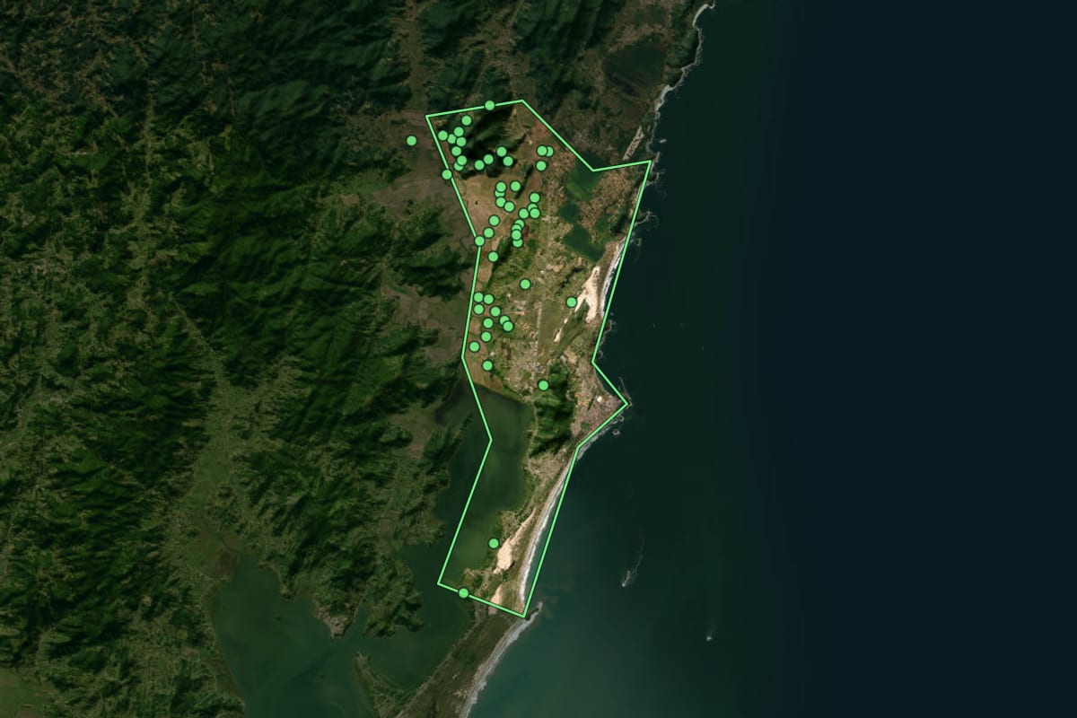 Imagem de satélite de Imbituba (SC), com o contorno do município e a posição dos imóveis desta página.
