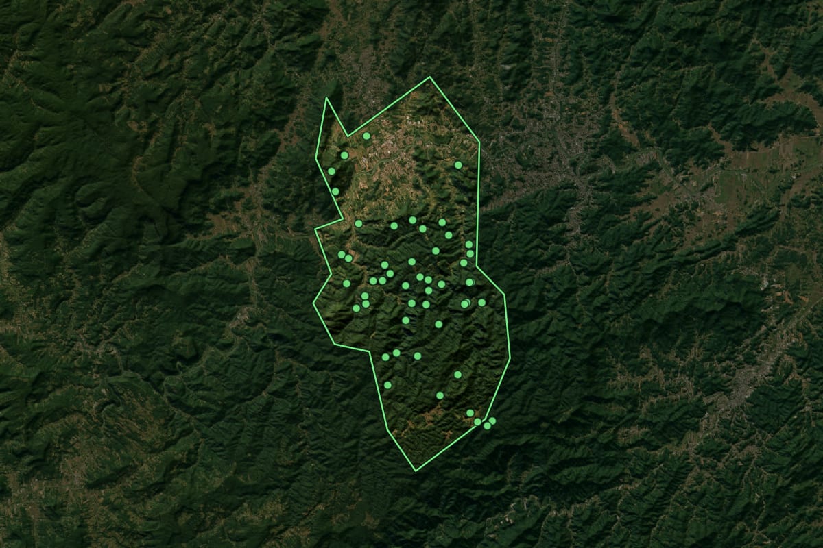 Imagem de satélite de Indaial (SC), com o contorno do município e a posição dos imóveis desta página.